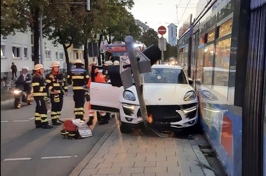 Schwerer Tram-Unfall in München: SUV auf Gehweg geschoben