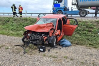 Übersah 87-jähriger Autofahrer einen Lkw? Zwei Schwerverletzte nach Unfall auf B472 bei Rettenbach