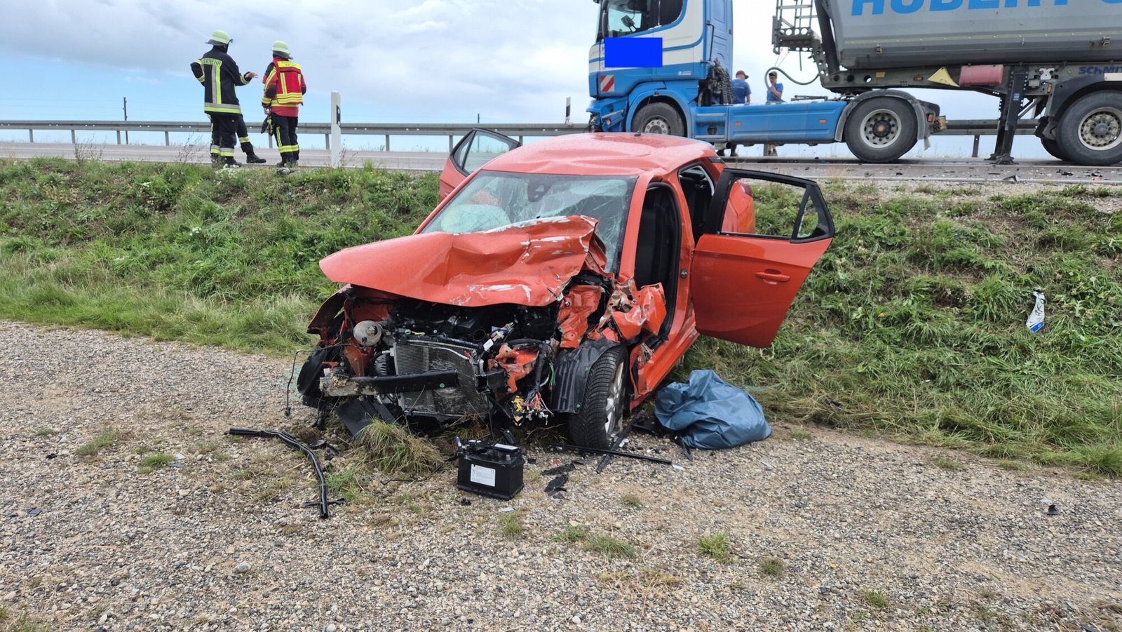 Übersah 87-jähriger Autofahrer einen Lkw? Zwei Schwerverletzte nach Unfall auf B472 bei Rettenbach