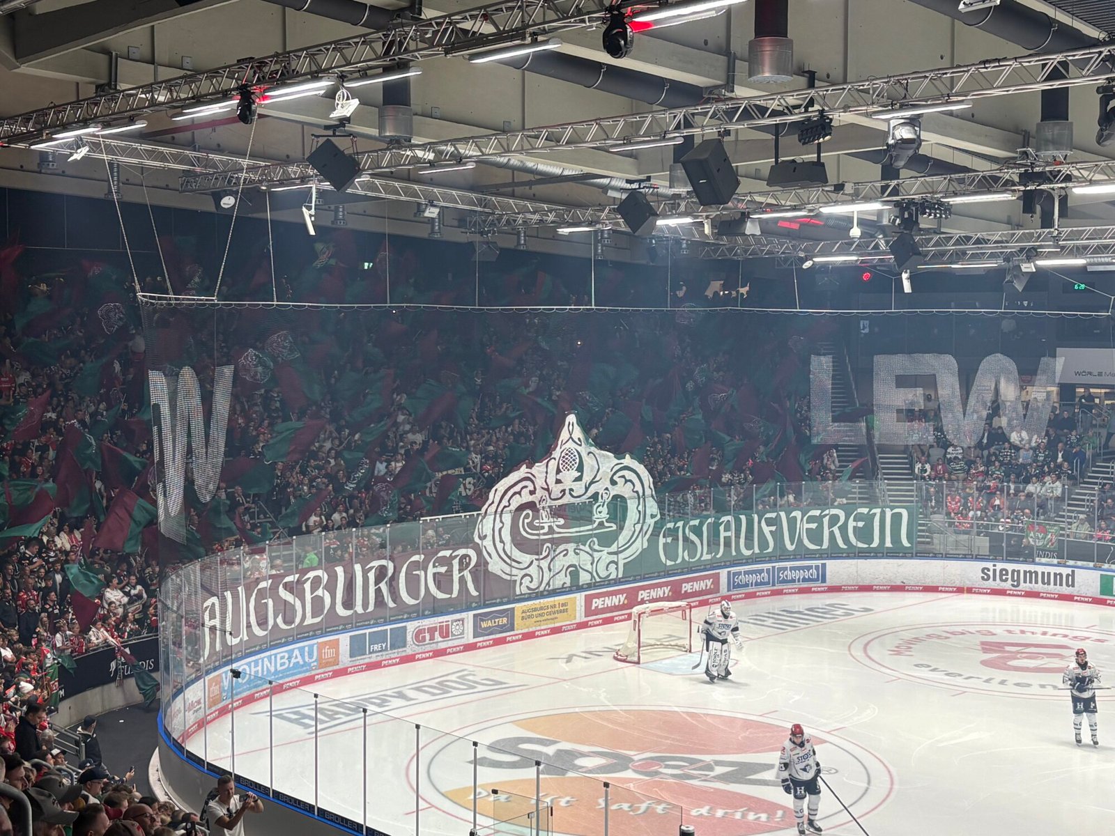 Erstes Heimspiel, erster Sieg: Augsburger Panther schlagen Schwenninger Wild Wings