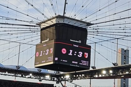 Unglaublich! Der FC Augsburg ist nach Sieg in Frankfurt Tabellenführer