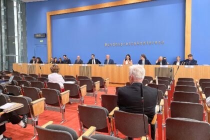Bundesregierung fordert von Bevölkerung “Vertrauen”