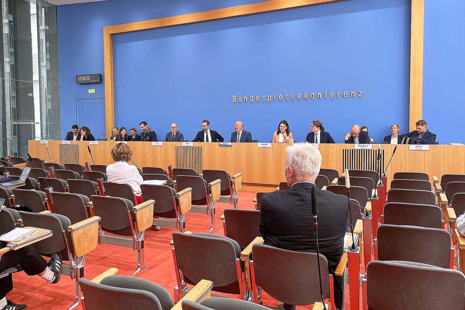 Bundesregierung fordert von Bevölkerung “Vertrauen”
