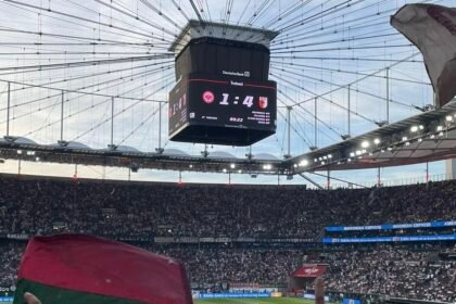 Unglaublich! Der FC Augsburg ist nach Sieg in Frankfurt Tabellenführer