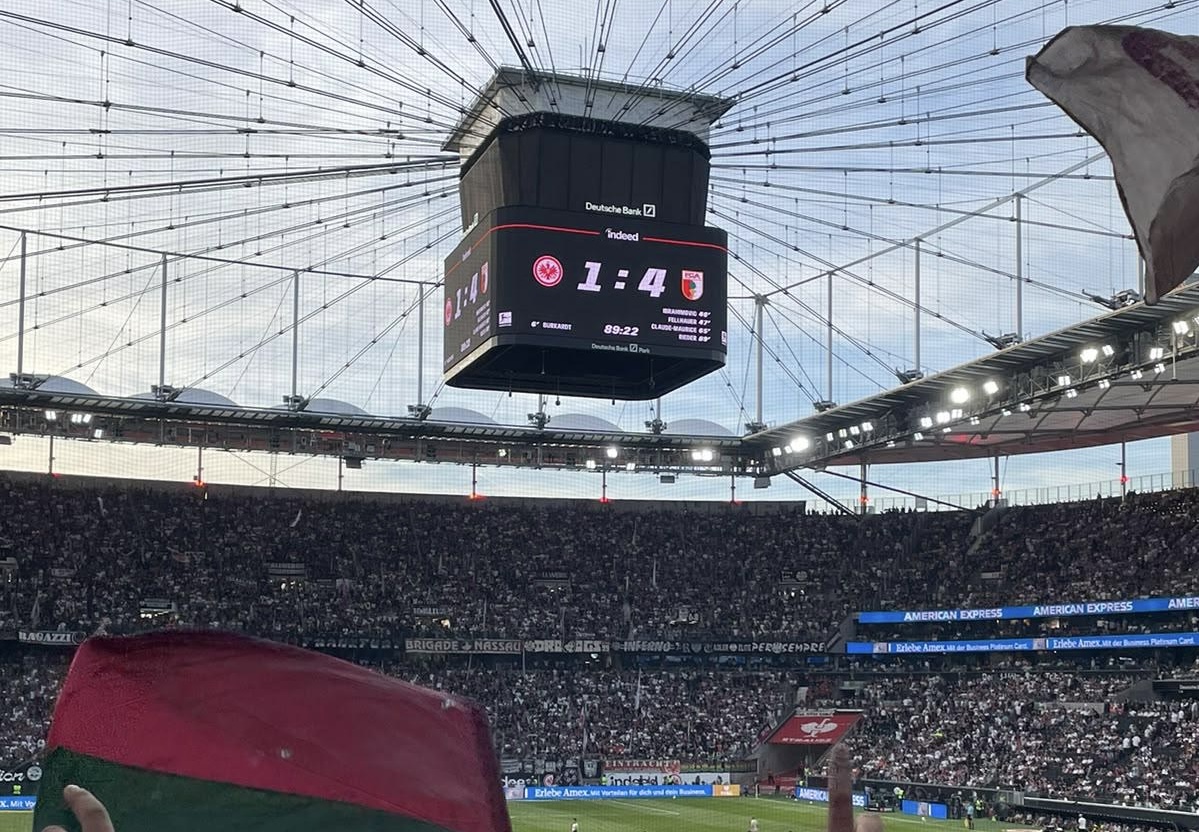 Unglaublich! Der FC Augsburg ist nach Sieg in Frankfurt Tabellenführer