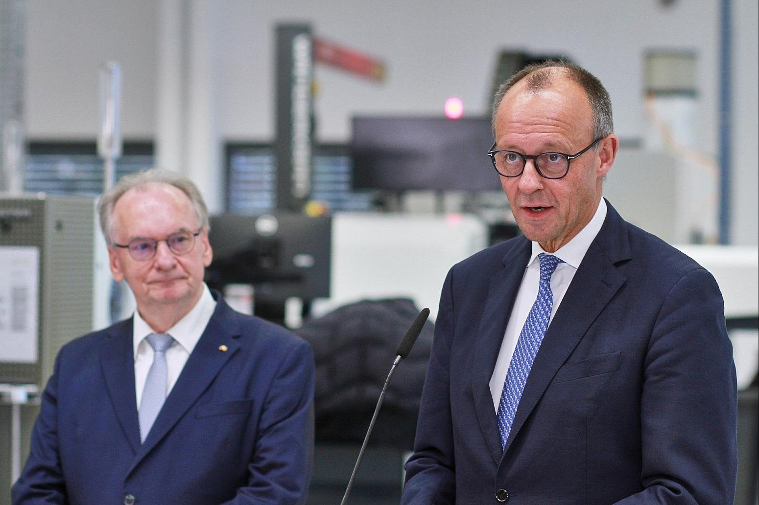 Haseloff lehnt AfD-Verbotsverfahren ab und stützt Merz