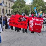 Linke Demonstranten versammeln sich am Magdeburger Hauptbahnhof