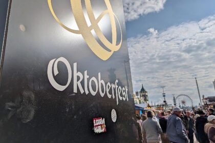 Mitarbeiter eines Fahrgeschäfts stirbt nach Unfall auf Oktoberfest