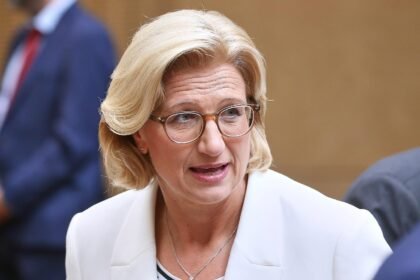 Rehlinger kritisiert Verzögerungen beim Tankrabatt