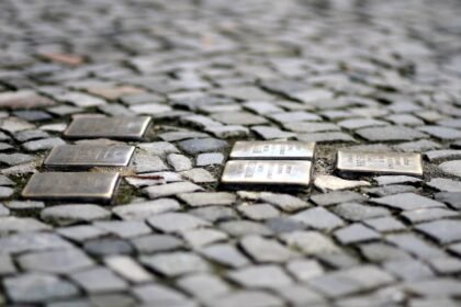 Sächsische Kleinstadt verbietet “Stolpersteine”