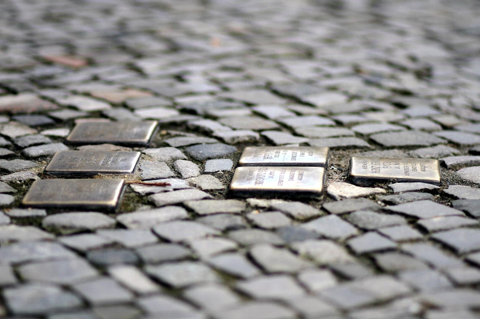 Sächsische Kleinstadt verbietet “Stolpersteine”