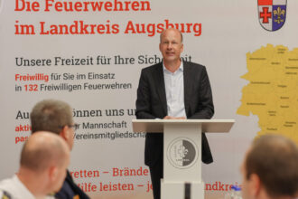 Landrat Sailer ehrt 21 Feuerwehrleute und vier THW-Mitglieder