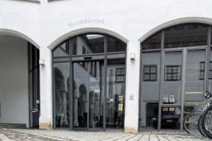 Memmingen gestaltet Pflaster im Antonierhof barriereärmer