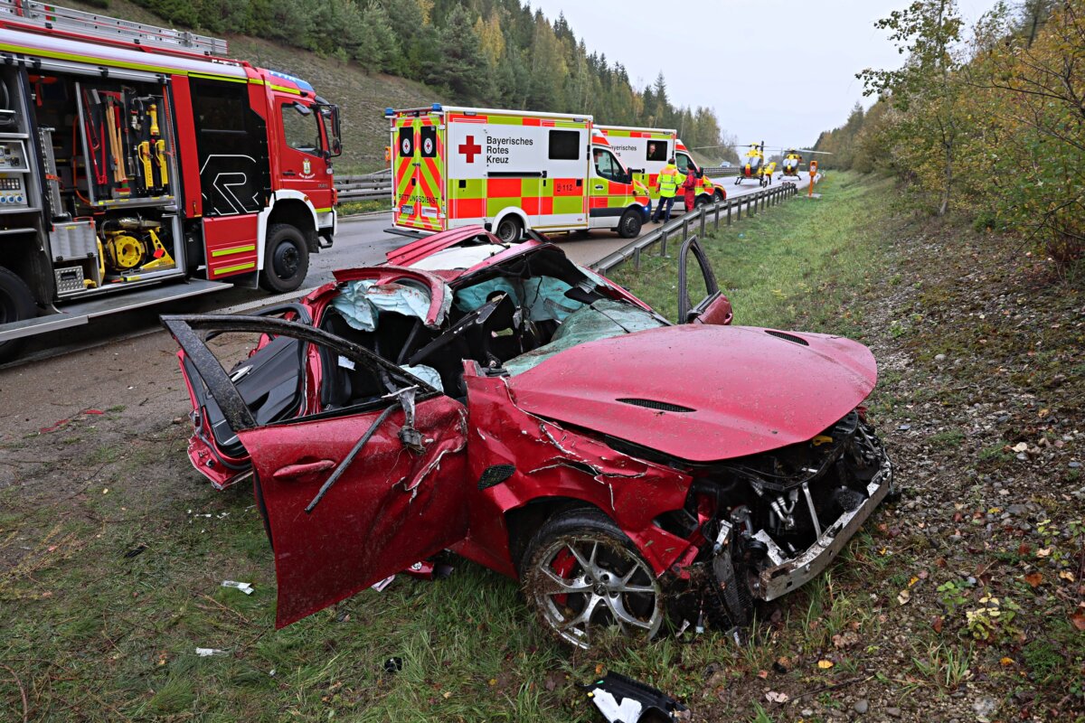 A96 bei Mindelheim: Fahrer stirbt, zwei Insassen schwer verletzt