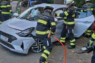 Unfall in München-Moosach: Frau aus Hyundai befreit