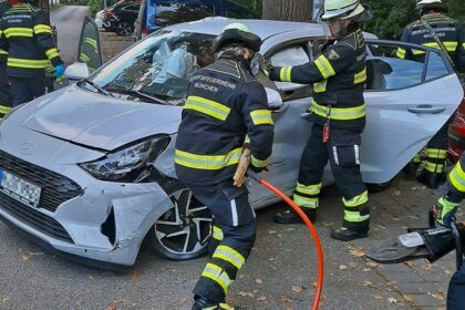 Unfall in München-Moosach: Frau aus Hyundai befreit
