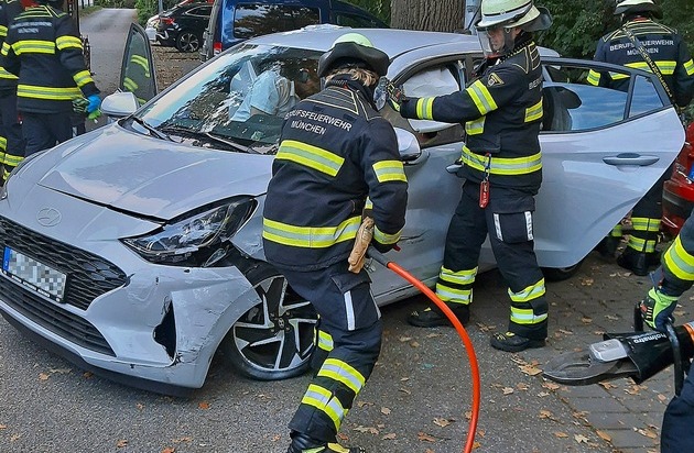 Unfall in München-Moosach: Frau aus Hyundai befreit