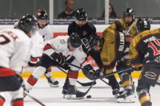 EHC Königsbrunn unterliegt Dingolfing knapp mit 2:3