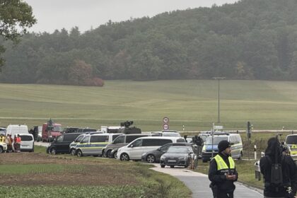 Schüsse bei Waffenkontrolle in Berngau: Eine Person tot – Täter weiterhin in Wohnung