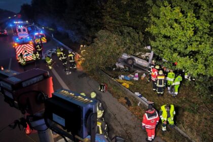 Unfall auf B17 bei Augsburg: Drei Verletzte