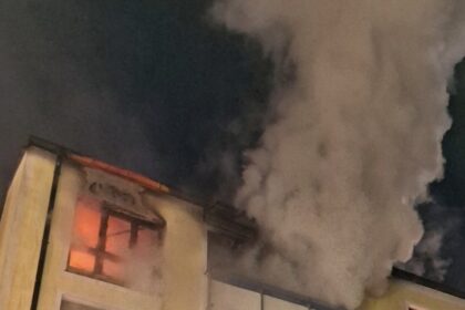 Zimmerbrand in Fürstenried: Feuerwehr rettet zwei Frauen