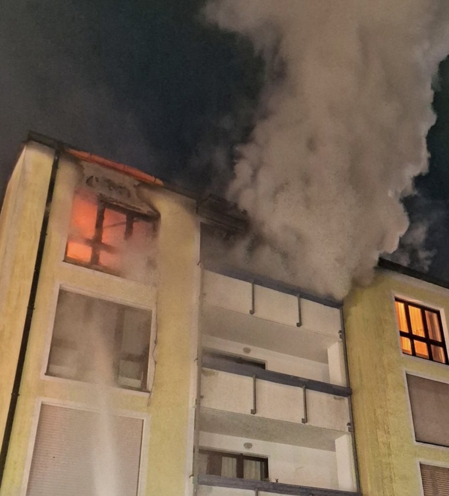 Zimmerbrand in Fürstenried: Feuerwehr rettet zwei Frauen