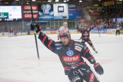 ECDC Memmingen Indians feiern umkämpften Heimsieg gegen Crimmitschau