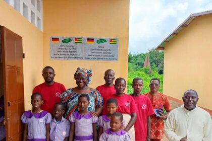Pfarreiengemeinschaft Bayerdilling stellt Projekt in Togo fertig