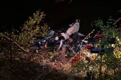 Auto stürzt bei Kaufbeuren sechs Meter tief in die Wertach – 16-Jährige schwer verletzt