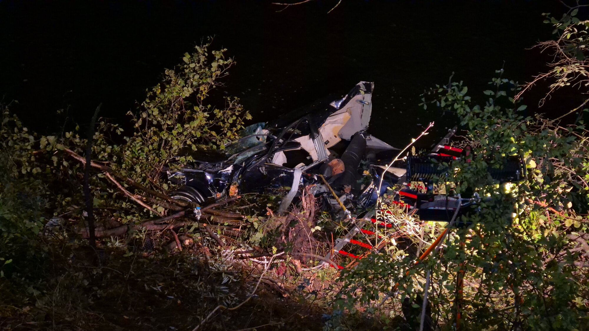Auto stürzt bei Kaufbeuren sechs Meter tief in die Wertach – 16-Jährige schwer verletzt