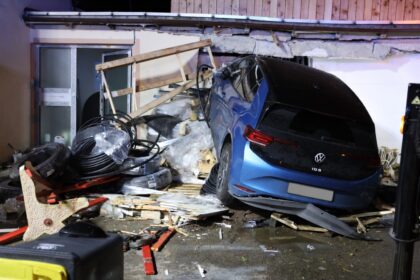 Kissing: Auto kracht in Garage – Gebäude schwer beschädigt
