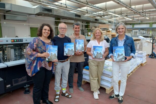 Jubiläumsausgabe von „Mein Augsburg“ an Schulen verteilt