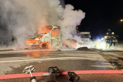 Kleintransporter brennt auf Rastanlage Augsburg Ost