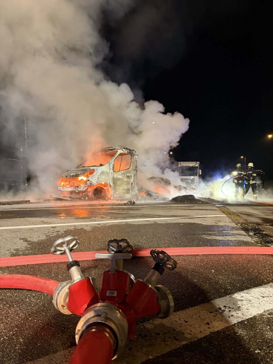 Kleintransporter brennt auf Rastanlage Augsburg Ost