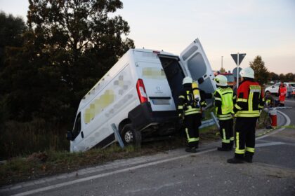 Kreis Günzburg: Sprinter fliegt bei Oberrohr über Kreisverkehr – ein Schwerverletzter