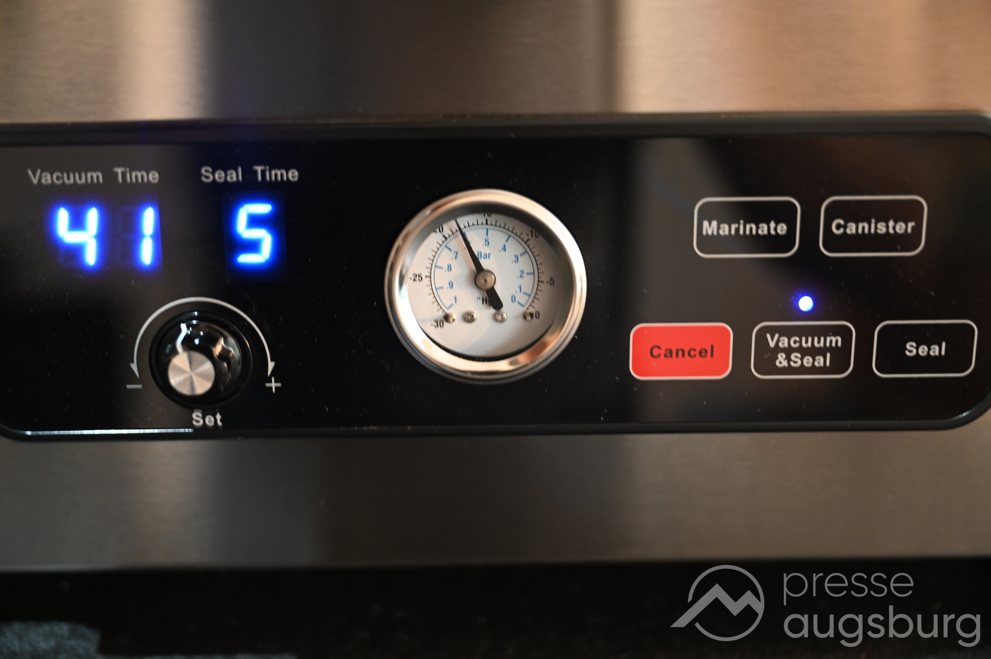 Bedienfeld des CASO VacuChef 700 mit Manometer und Zeitanzeigen