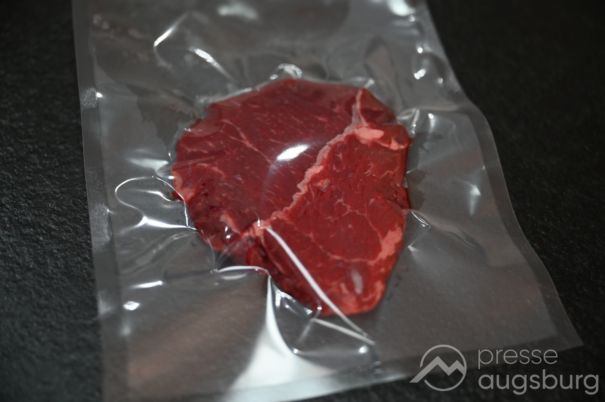 Frisches Steak nach dem Vakuumieren mit dem CASO VacuChef 700