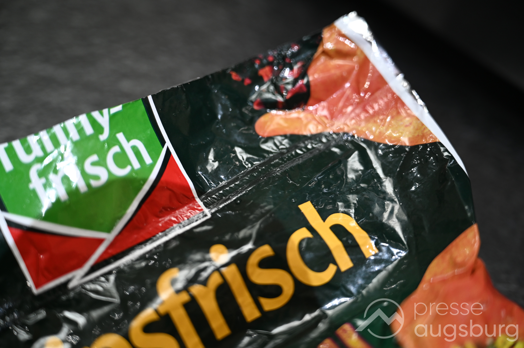 Wieder verschlossene Chipstüte mit dem CASO VacuChef 700