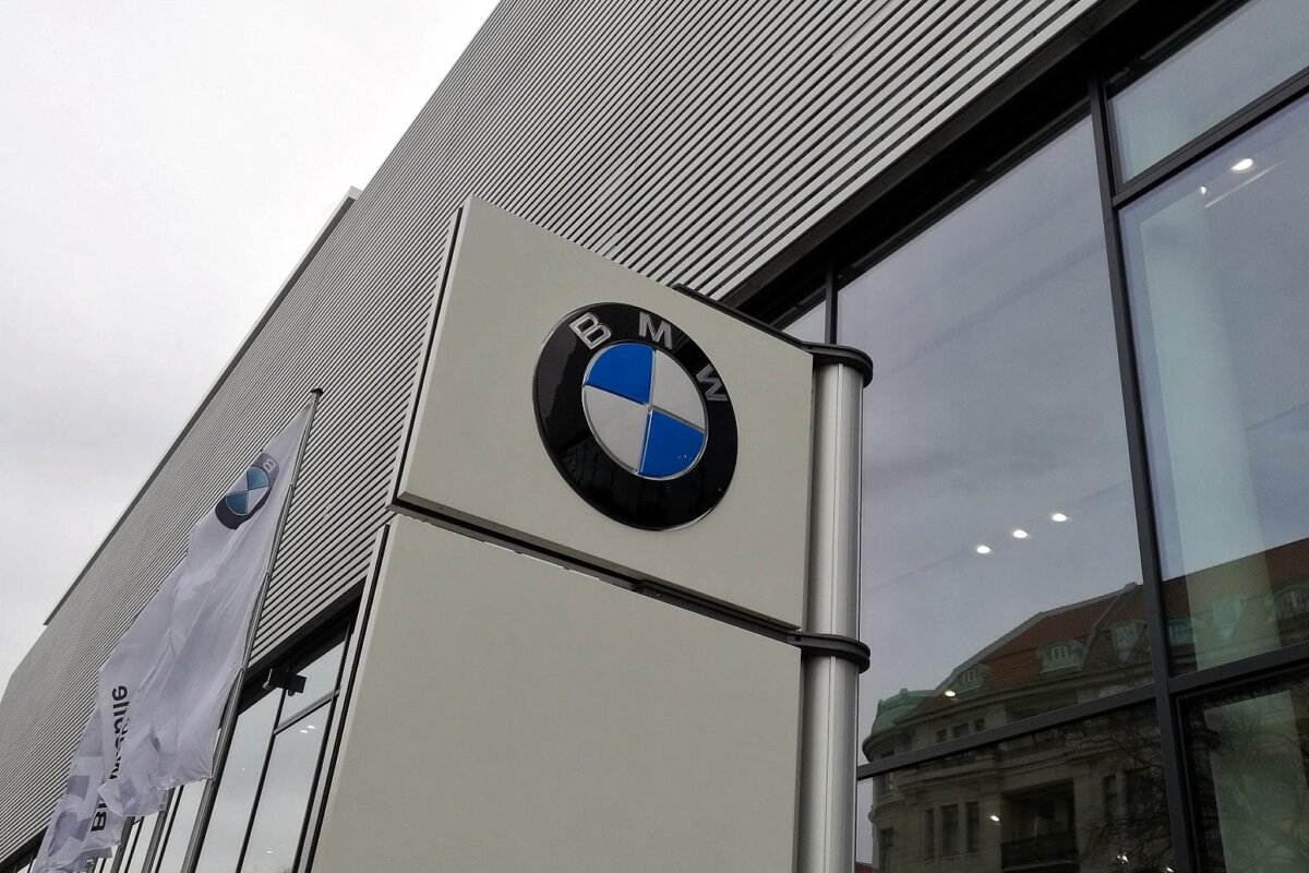 BMW fliegt deutsche Mitarbeiter für Werk in Ungarn ein