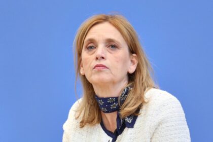 Prien sagt kommunalen Demokratie-Projekten Unterstützung zu