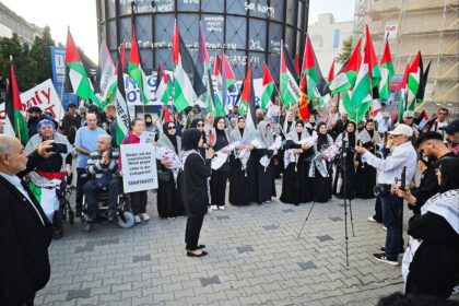 Palästinenser demonstrieren am Jahrestag des Hamas-Anschlags