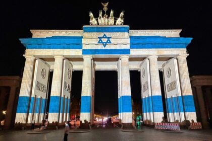 Brandenburger Tor in den Farben Israels angestrahlt