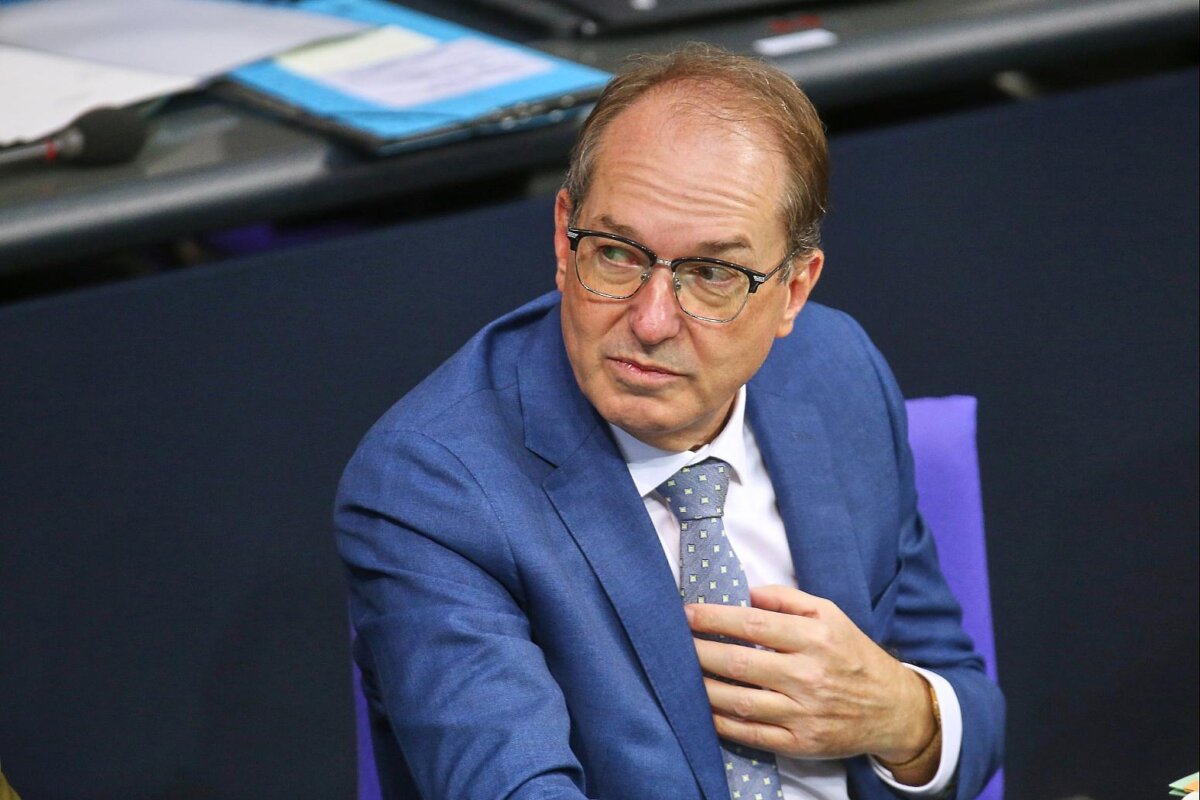 Dobrindt warnt vor Allianz aus Linksextremisten und Migranten