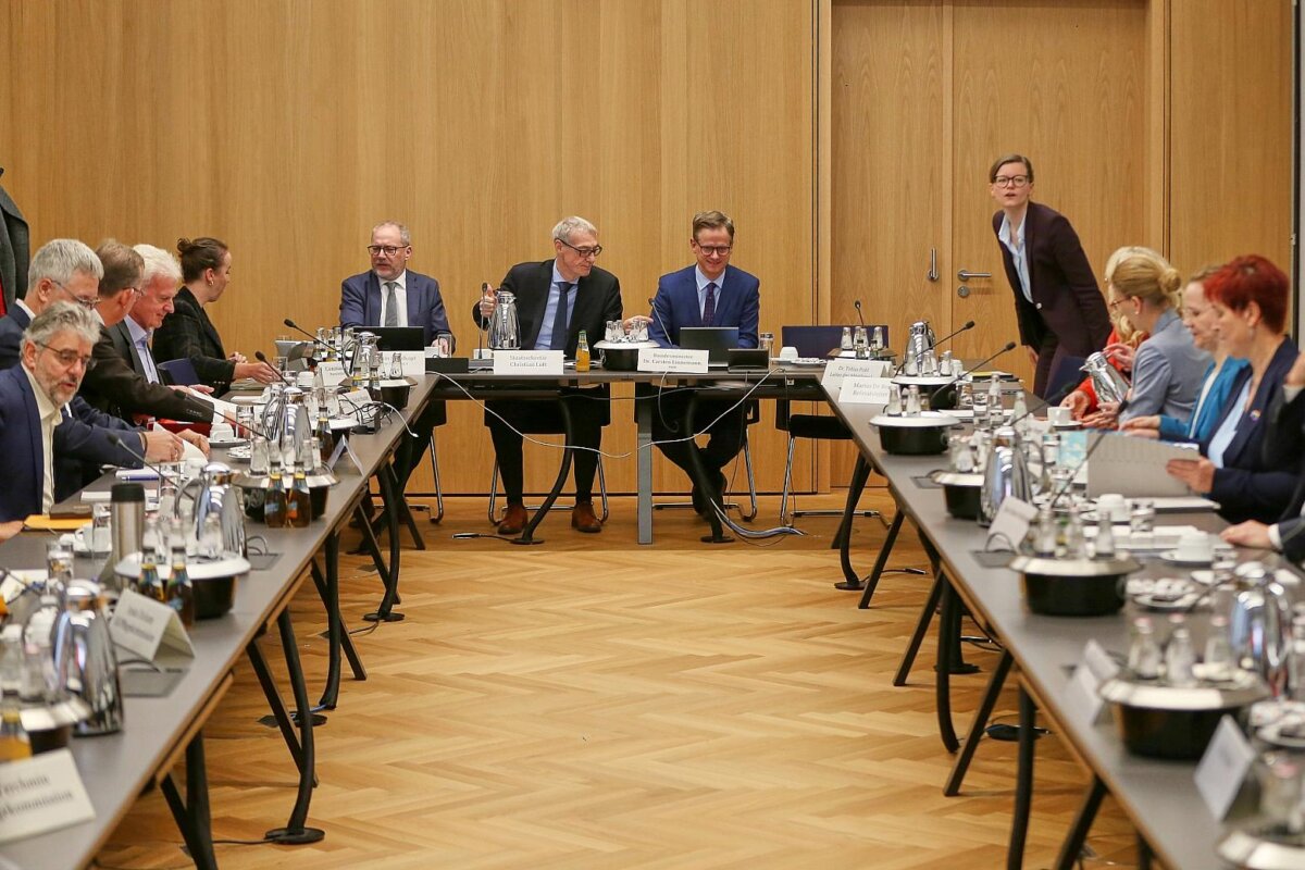 Neue Pflegekommission nimmt Arbeit auf