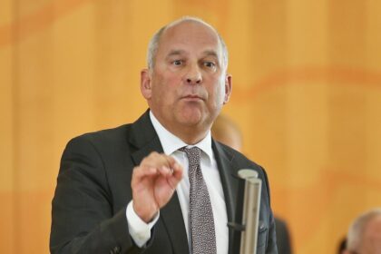 Hessens Innenminister befürchtet Vermummung bei Halloween-Demos