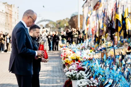 Merz fordert in Kiew von Putin Ende des “sinnlosen Kriegs”
