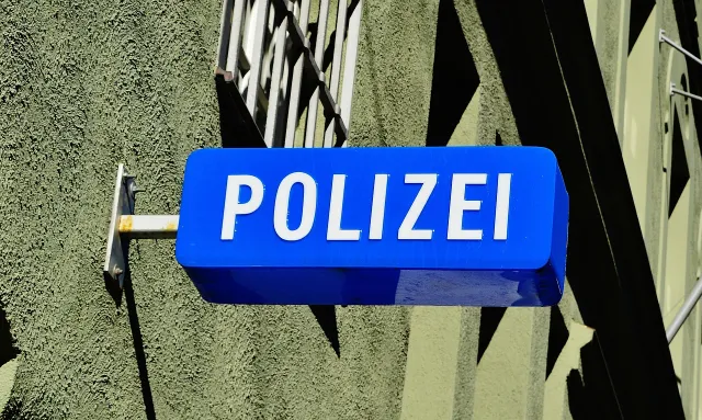 Räuberische Erpressung in Schwabing: Unbekannter Mann mit Schusswaffe flüchtet ohne Beute Räuberische Erpressung in Schwabing: Unbekannter Mann mit Schusswaffe flüchtet ohne Beute